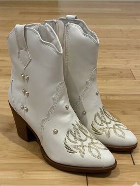 MIA Cheyenne Western Ankle Boots Ivory size 8